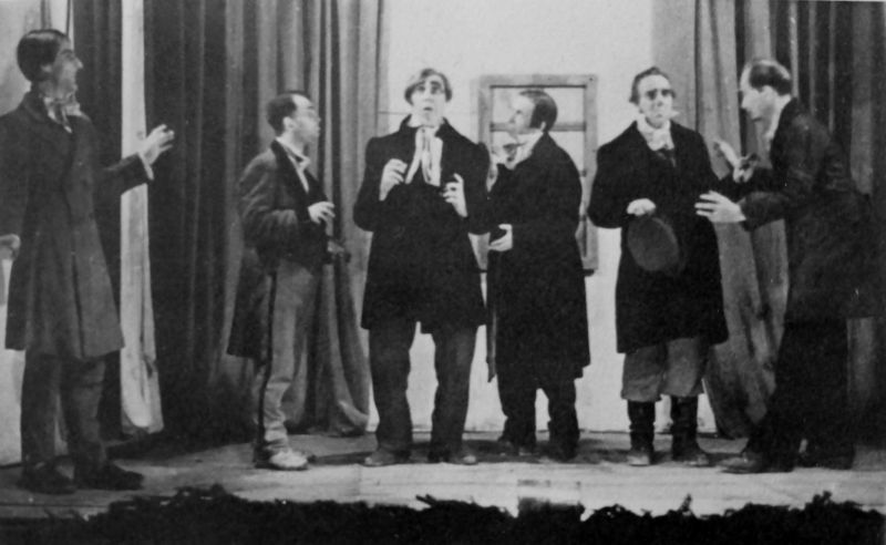 Театральная группа немецких военнопленных репетирует немую сцену комедии Н.В. Гоголя «Ревизор» в Грязовецком лагере №150 для военнопленных офицеров. 1946 г.