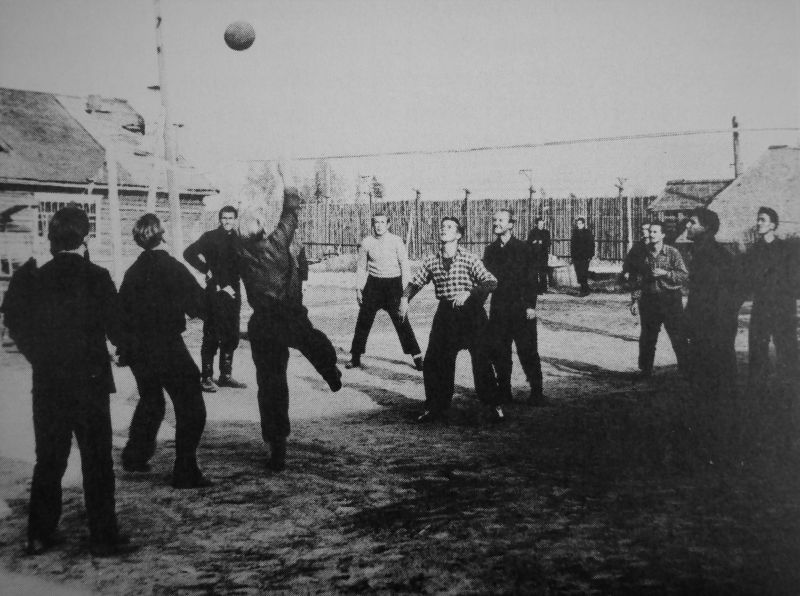 Немецкие военнопленные играют в волейбол в лагере. 1946 г. 