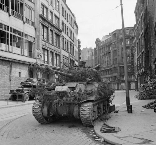 Британский танк Sherman Firefly в центре города после боя.