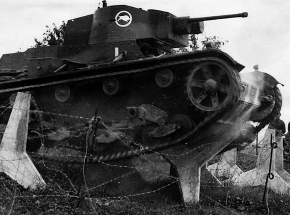 Польский танк 7ТР из состава 3-го бронебатальона преодолевает пограничные чехословацкие укрепления в районе польско-чехословацкой границы. Октябрь 1938 г.
