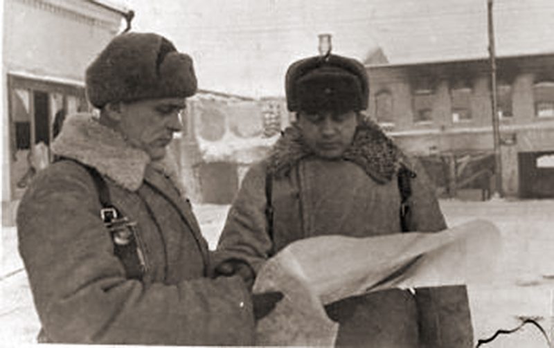 Командир 113-й стрелковой дивизии полковник К.И. Миронов (слева) и начальник штаба майор Н.С. Сташевский. 04 января 1942 г. Боровск.