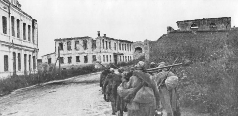Советские войска входят в Дорогобуж.