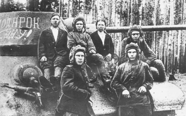 Колхозница М.Ф. Шарманова с экипажем именного танка Т-34 «Подарок сыну». 1943 г. 