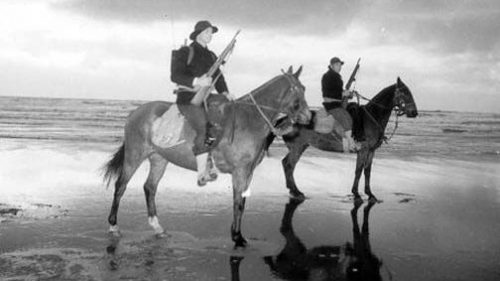 Конный патруль береговой охраны на прибрежной полосе. 1941 г.