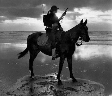 Конный патруль береговой охраны на прибрежной полосе. 1941 г. 