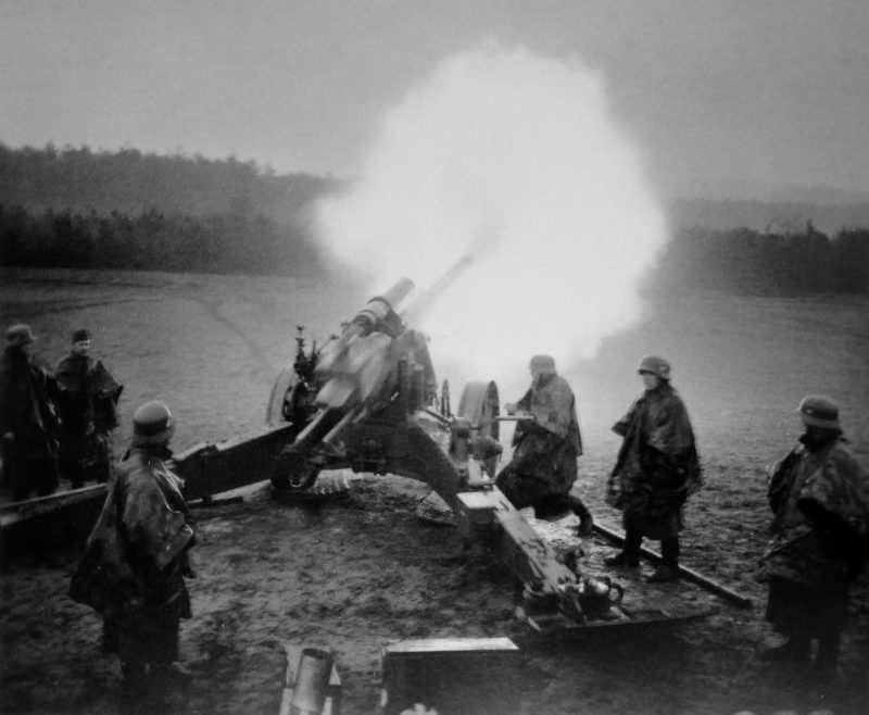 Расчет 150-мм тяжелой полевой гаубицы ведет огонь по укреплениям линии Мажино на границе Франции. Июнь 1940 г. 