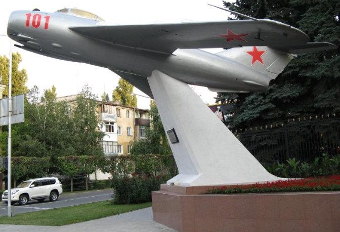 г. Ставрополь. Памятник самолет МИГ-17, установленный в память о советских летчиках. 