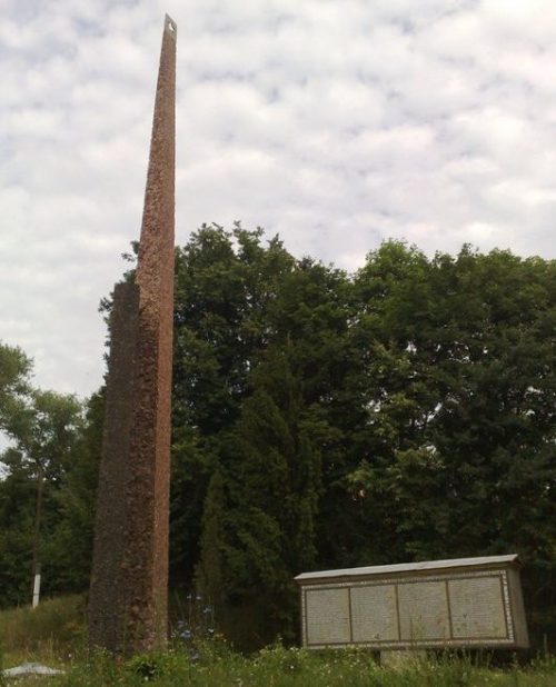 с. Дегтярёвка Новгород-Северского р-на. Памятник возле школы погибшим односельчанам, установленный в 1975 году.