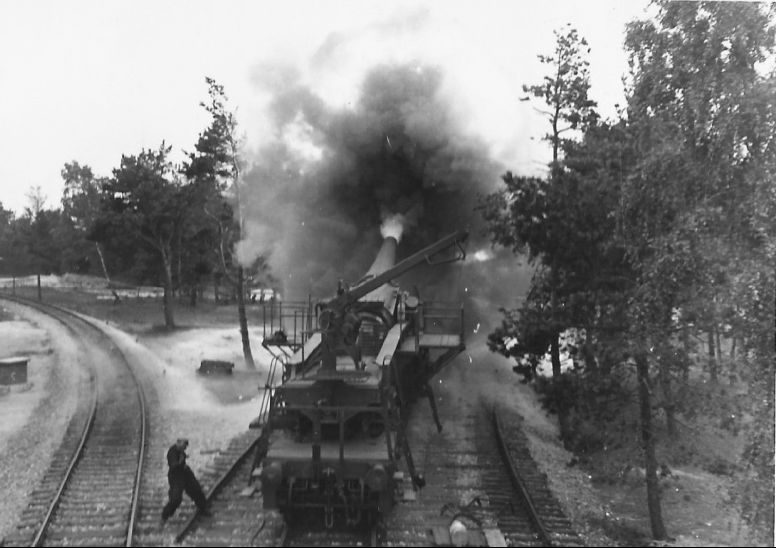 280-мм железнодорожное орудие вермахта «Тяжелый Бруно» на железнодорожной ветке в лесном массиве. 1940 г. 
