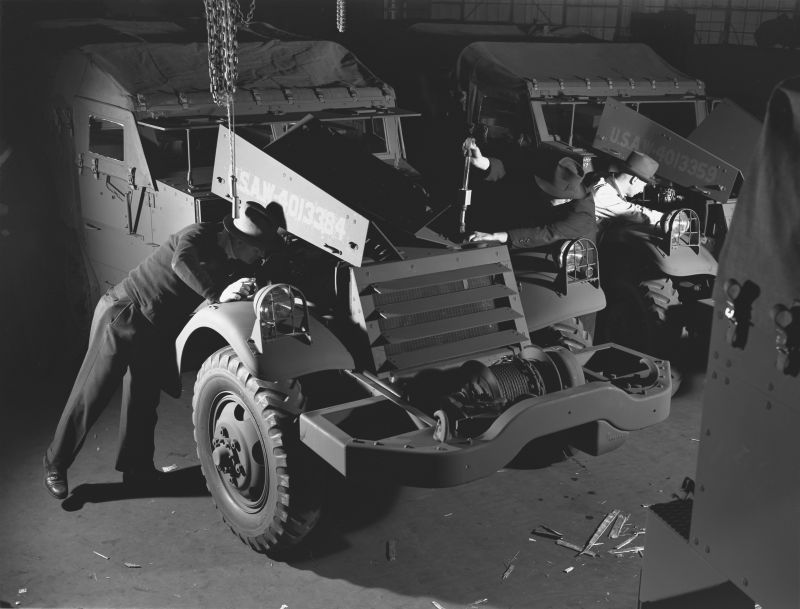 Полугусеничные бронетранспортеры М2 на заводе White Motor Company в городе Кливленд, штат Огайо. Декабрь 1941 г. 