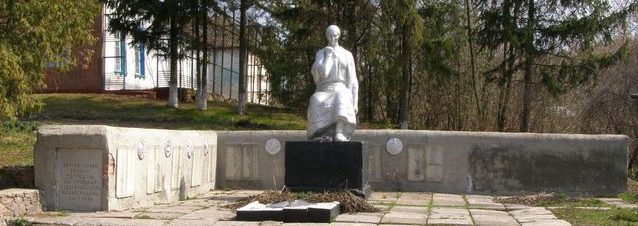 с. Васьковцы Сребнянского р-на. Памятник погибшим односельчанам, установленный в 1978 году. 