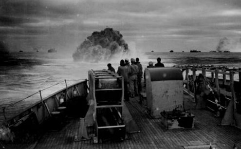Корабли береговой охраны сбрасывают глубинные бомбы во время охоты на подлодку. 1943 г.