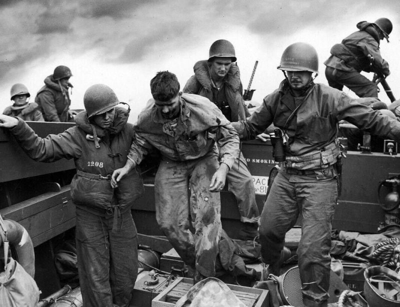 Десантные катера береговой охраны перемещают раненых американских солдат с атолла Эниветок, Маршалловы острова. Февраль 1944 г.
