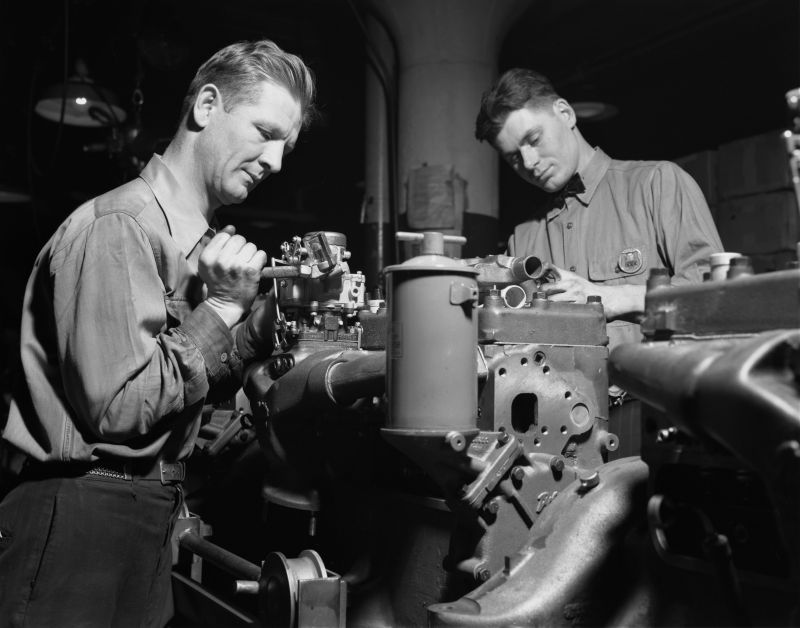 Сборка двигателей бронетранспортера М2 на заводе «Уайт мотор компани». Декабрь 1941 г. 