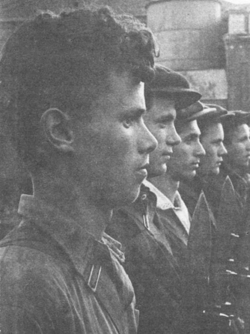 Бойцы ленинградского народного ополчения в строю. Август 1941 г.
