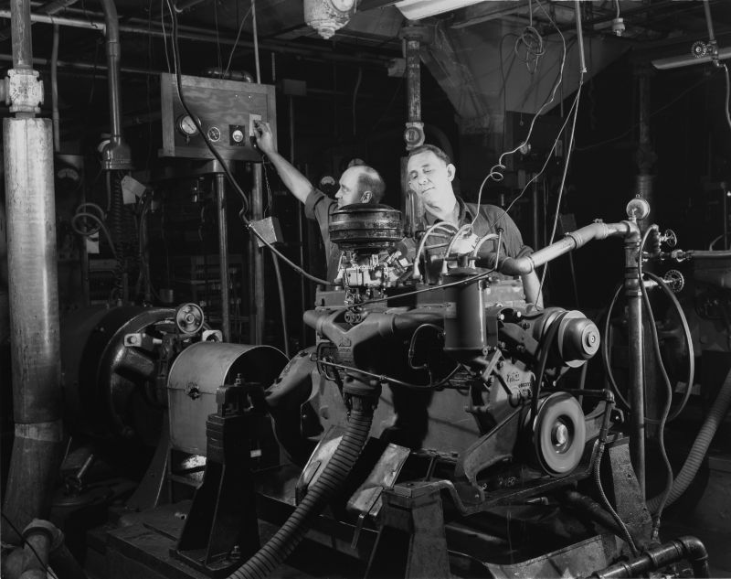 Сборка двигателей бронетранспортера М2 на заводе «Уайт мотор компани». Декабрь 1941 г. 