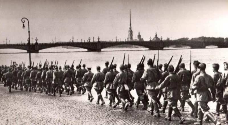 Бойцы ленинградского народного ополчения в строю. Август 1941 г.