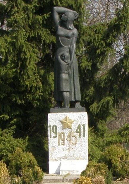 с. Сокиринцы Сребнянского р-на. Памятный знак 325 погибшим односельчанам, установленный в 1986 году.
