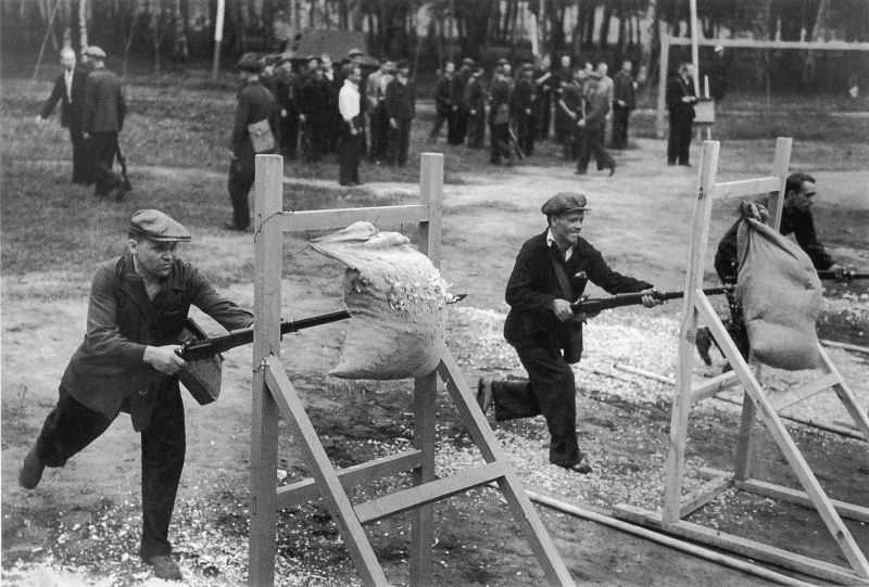Обучение ленинградских ополченцев приемам штыковой атаки. 1941 г. 