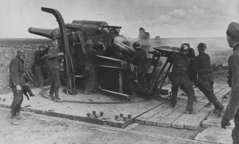 240-мм гаубица на позиции под Ленинградом. Сентябрь 1941 г. 