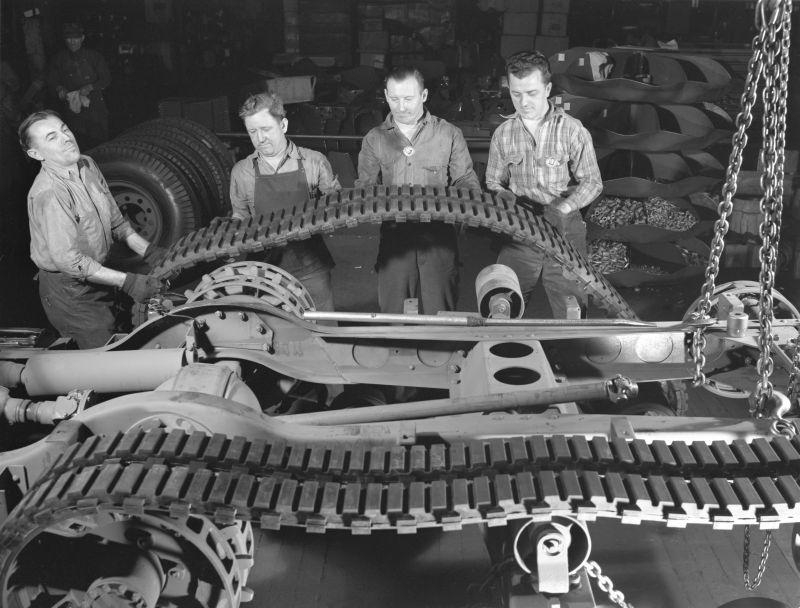 Сборка шасси полугусеничного бронетранспортера М2 на заводе «Уайт мотор компани». Декабрь 1941 г. 