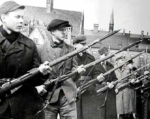 Обучение ленинградских ополченцев приемам штыковой атаки. 1941 г. 