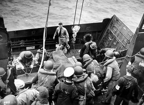Штурмовой транспорт береговой охраны, вывозит раненных с побережье Франции. Июнь 1944 г. 