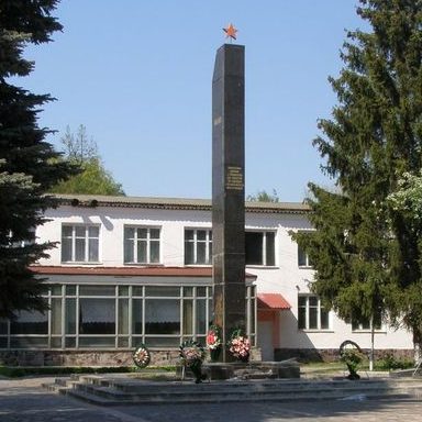 п. Куликовка. Мемориал, установленный в 1983 году на братской могиле, в которой похоронено 70 советских воинов, в т.ч. 63 неизвестных и памятник односельчанам. 