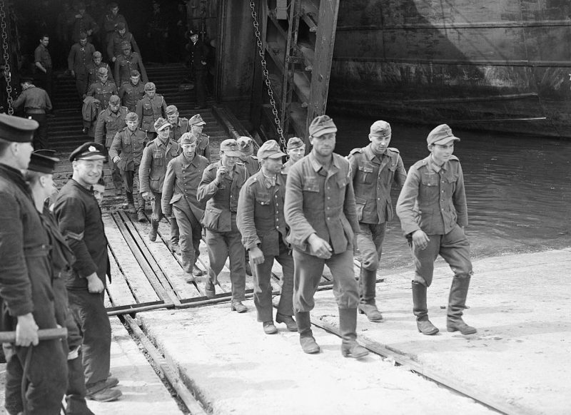 Немецкие военнопленные в английском порту после их захвата в Нормандии в июне 1944 года.