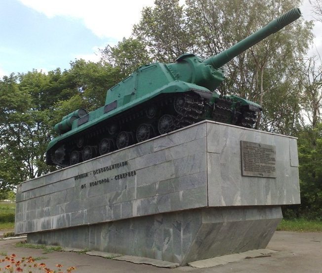 г. Новгород-Северский. Танк-памятник воинам-освободителям города, установленный в 1988 году. 