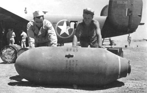 Перемещение бомбы на аэродроме Солуч недалеко от Бенгази. Ливия, 1943 г.