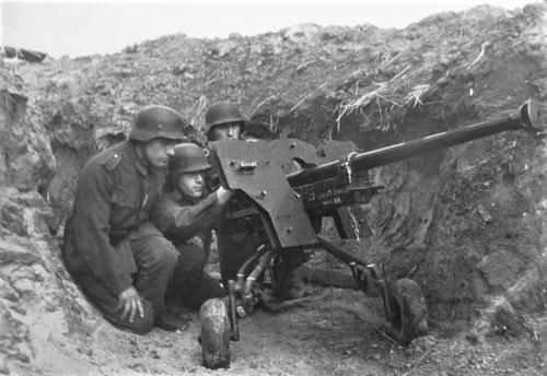 Солдаты группы армий «Север» с 28-мм тяжелой противотанковой ружьем sPzB 41. 1941 г. 