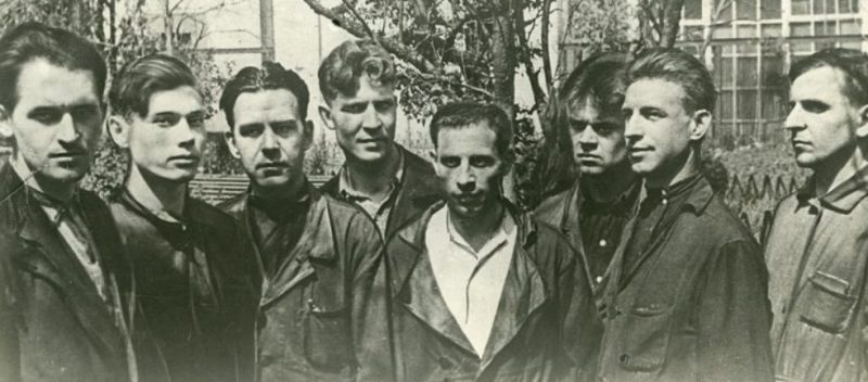 Группа рабочих завода «Красный Пролетарий», записавшихся в народное ополчение. Москва, 1941 г.