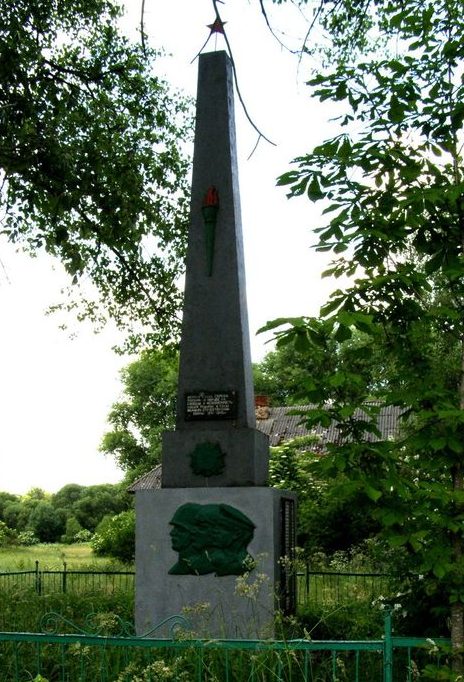 с. Кислые Репкинского р-на. Памятник погибшим односельчанам, установленный в 1968 году.
