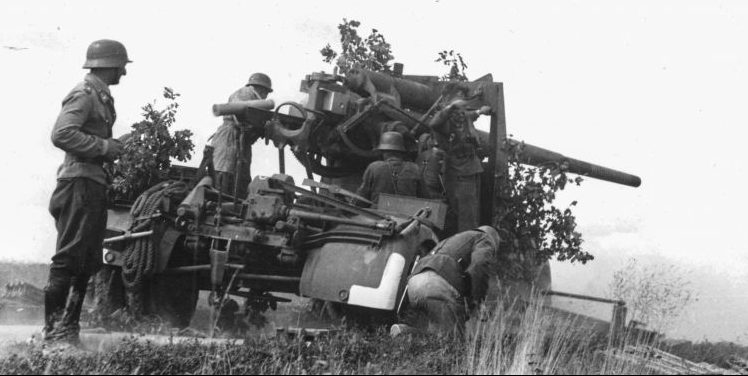 Расчет 88-мм немецкого зенитного орудия. 1941 г. 