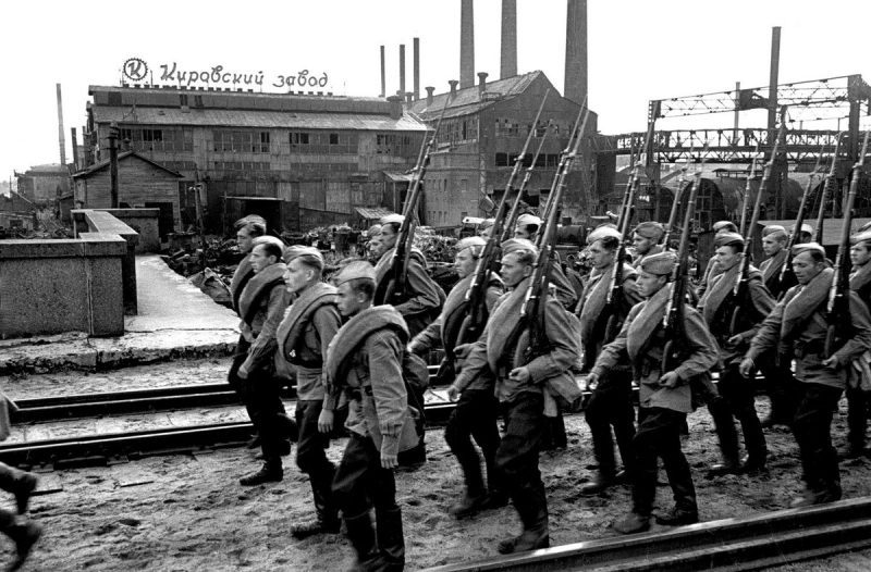 Бойцы Кировской дивизии народного ополчения отправляются на фронт. 1941 г.