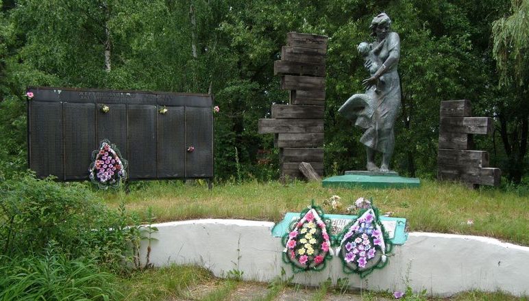 с. Клубовка Репкинского р-на. Памятник, установленный в 1985 году в честь сожженного гитлеровцами в марте 1943 году села (308 дворов и 508 жителей). 