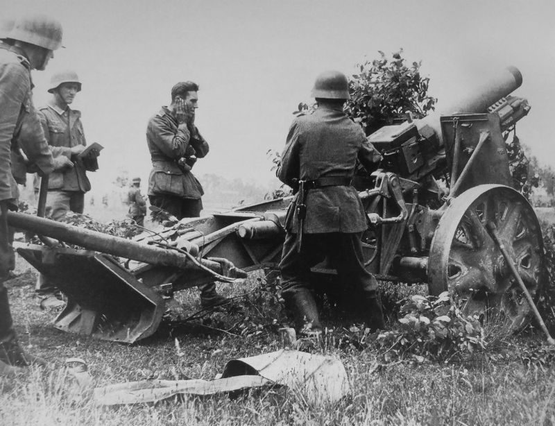 150-мм тяжелое пехотное орудия sIG 33 под Новгородом. 1941 г. 
