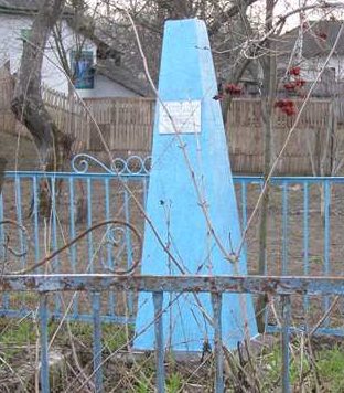 с. Украинское Куликовского р-на. Братская могила 7 советских воинов, погибших в годы войны.