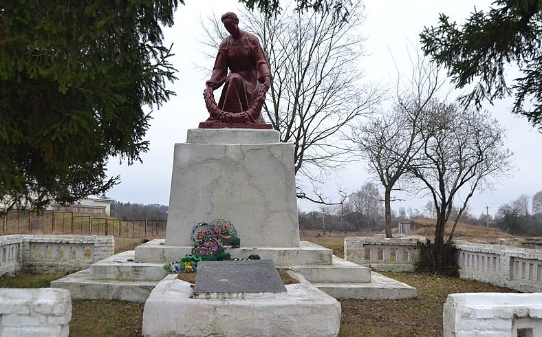 п. Талалаевка. Братская могила 4 мирных жителей, казненных немцами. 