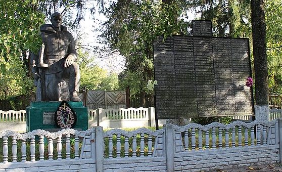 с. Клубовка Репкинского р-на. Памятник, установленный в 1970 году на братской могиле, в которой похоронено 62 воина, погибших при освобождении села и памятный знак погибшим односельчанам.