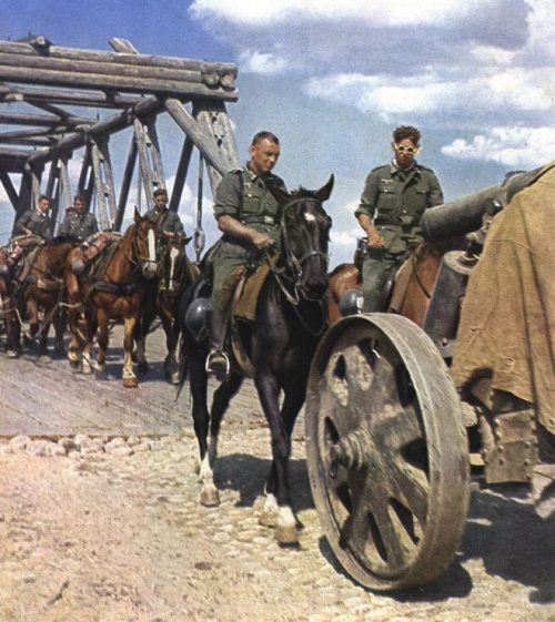 Переправа через деревянный мост артиллерийских орудий на конной тяге. 1941 г.