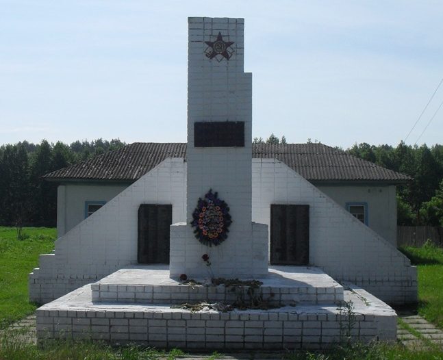 с. Студинка Новгород-Северского р-на. Памятник погибшим землякам, установленный в 1965 году в честь 134 воинов-односельчан не вернувшихся с войны. 