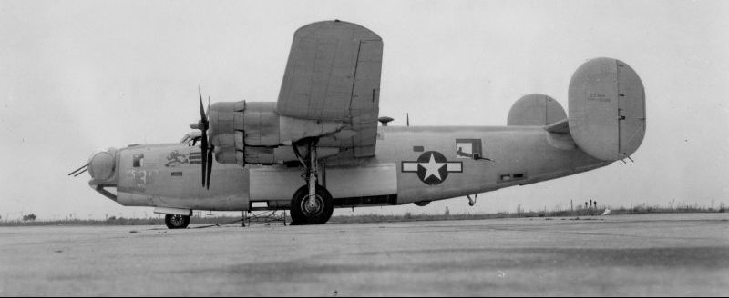 Патрульно-противолодочный самолет PB4Y-1 на аэродроме. 1943 г. 