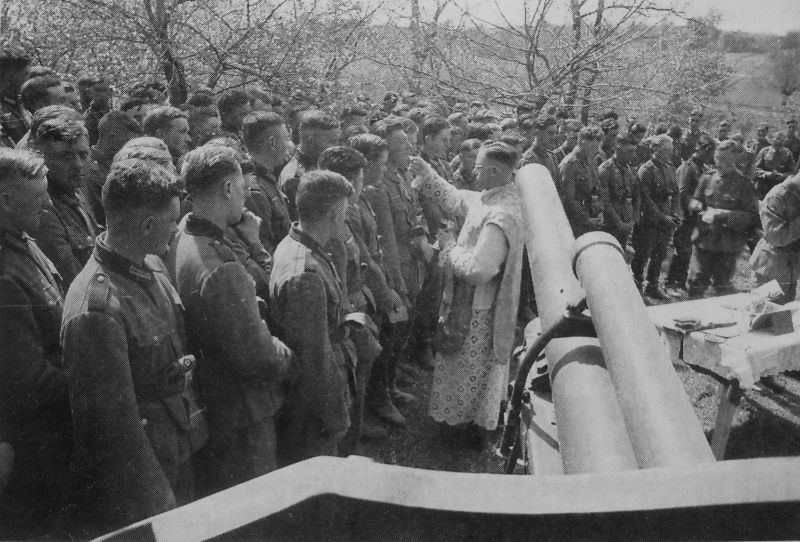 Католический священник проводит обряд причащения в артиллерийской части Вермахта. 1941 г. 
