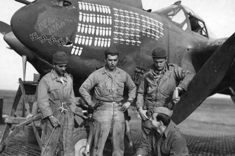 Истребитель P-38F «Лайтнинг» с именем «Дорогой Джон» в Тунисе. 1943 г.