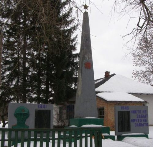 с. Форостовичи Новгород-Северского р-на. Памятник погибшим односельчанам, установленный в 1968 году.