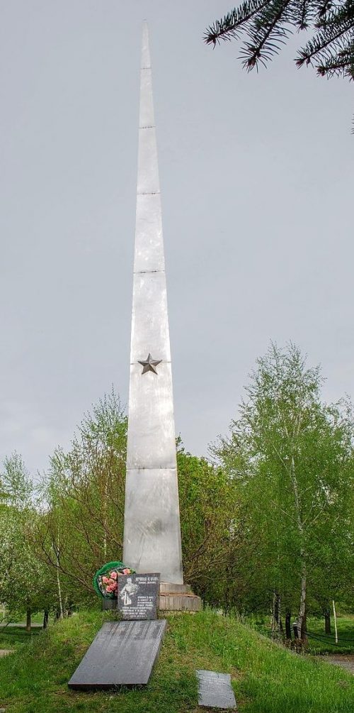 п. Березна Менского р-на. Памятник возле школы-интерната в честь 600 погибших земляков, установленный в 1989 году.
