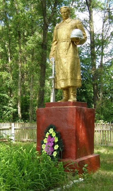 с. Красковское Репкинского р-на. Памятник, установленный на братской могиле, в которой похоронено 10 советских воинов, погибших при освобождении села в сентябре 1943 года. 