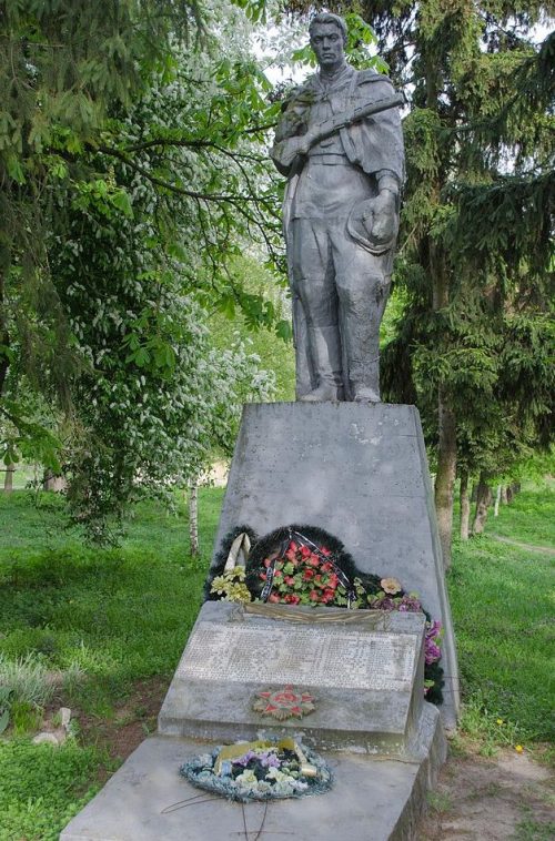 п. Березна Менского р-на. Памятник возле школы-интерната, установленный в 1955 году на братской могиле, в которой похоронено 400 советских воинов, в т.ч. 255 неизвестных, погибших в боях за поселок.